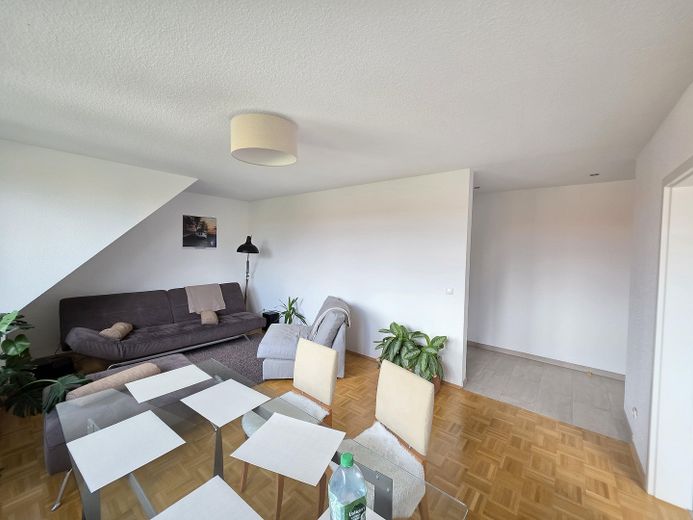 Nicht alltägliche 2,5 Raum Komfortwhg. großer Sonnenbalkon, Bad: Wanne + Dusche, Echtholzparkett – Wohnzimmer eingerichtet