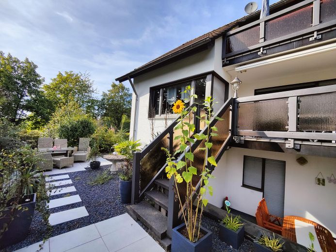 Dreifamilienhaus im Grünen mit großem Grundstück – Foto 1