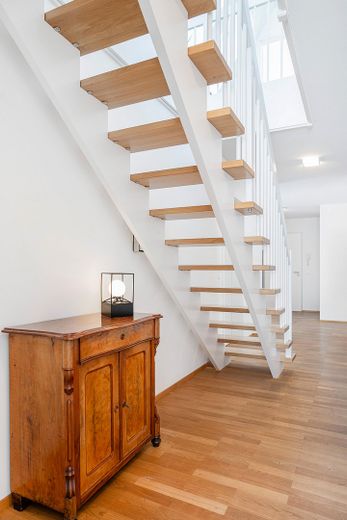Exklusive Eigentumswohnung in bester Innenstadtlage von Mindelheim – 2 TG-Stellplätze – Flur mit Treppe in's 3.OG