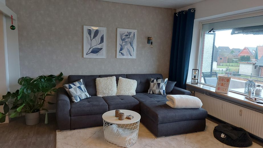Helle Wohnung mit Balkon direkt am Deich - 2,5 Zimmer, 61qm – Wohnzimmer