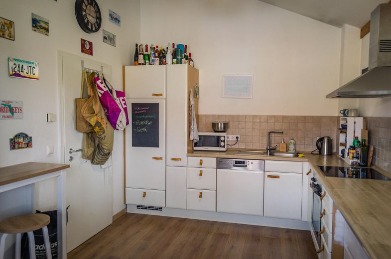 well-located maisonette condominium apartment with underground parking, only 200m to Wiesengrund! – Küche 1