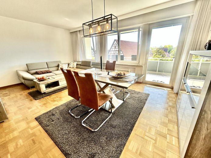 Wymarzone 3,5-pokojowe mieszkanie z nowoczesną kuchnią w zabudowie, garażem indywidualnym i XXL balkonem – Geräumiges Wohnzimmer 