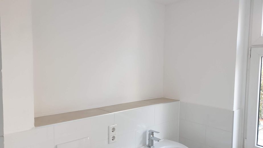 Attraktive, sanierte 75 m² Wohnung (Zweitbezug) mit Tageslichtbad und offener Wohnküche in Köthen – Ablage Bad