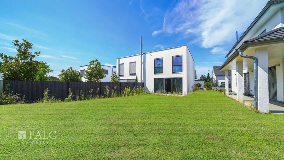 Der Feinschliff liegt bei Ihnen! Moderne Neubau DHH mit Garten und tollem Schnitt - FALC Immobilien – Großzügiger Garten (Vis.)