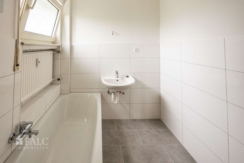 Ihr neues Zuhause nach Maß - 3 Zimmer, Balkon &amp; bereits erneuertes Bad – Badezimmer