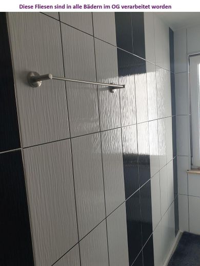 127 m² PRIVATES WOHNEN MIT EIGENEM POOL & GARTEN – 2 GARAGEN + 1.920 € KALTMIETEINNAHMEN – OG Bad Fliesen