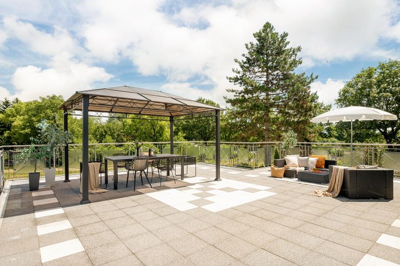 Provisionsfrei & sofort bezugsfertig: 4-Zi-Wohlfühloase mit 86 m² Sonnenterrasse – Terrasse