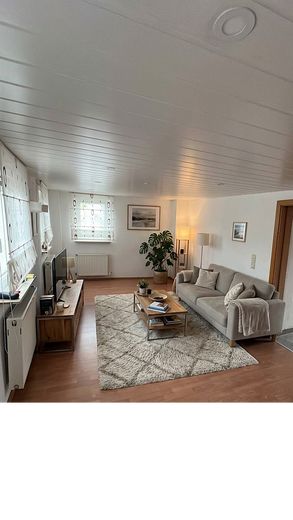 Großzügige teilmöblierte 4-Zimmerwohnung mit Balkon & EBK – Wohnzimmer
