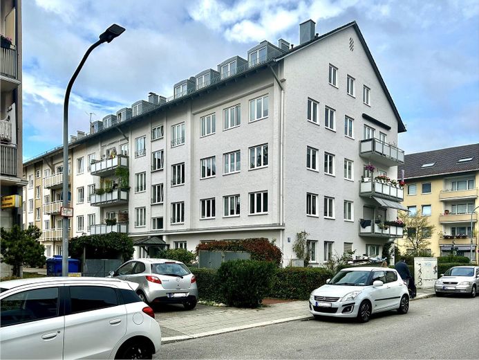 First occupancy after modernization: Partially furnished 1-room apartment in Munich-Sendling – Außenansicht