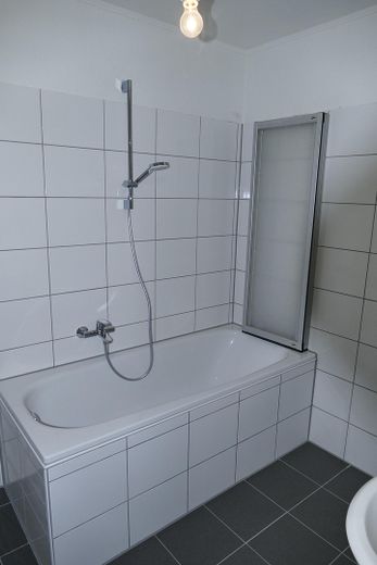 Dachgeschosswohnung mit Weitblick – Wannenbad