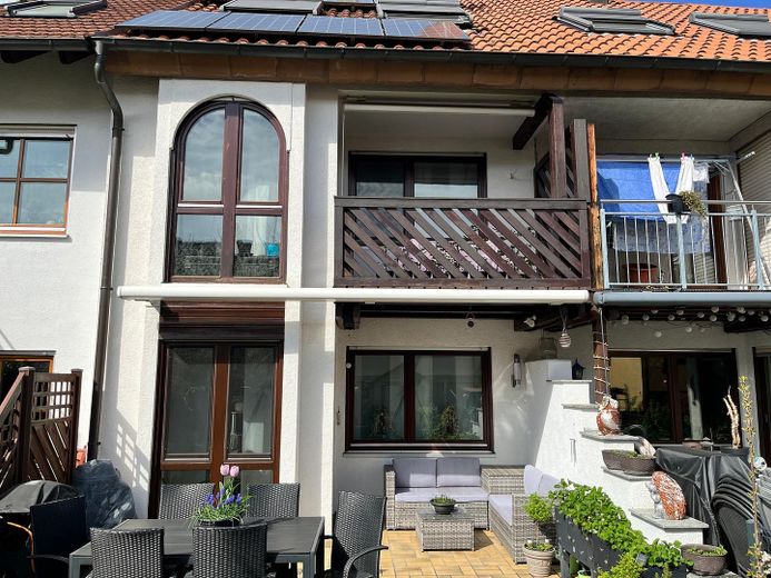 Modernisiertes Reihenmittelhaus mit PV-Anlage – Garten