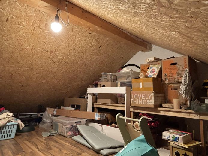 Hoogwaardig gemoderniseerd 3-kamerappartement op de bovenste verdieping met balkon, garage & parkeerplaats – Ausgebauter Dachboden