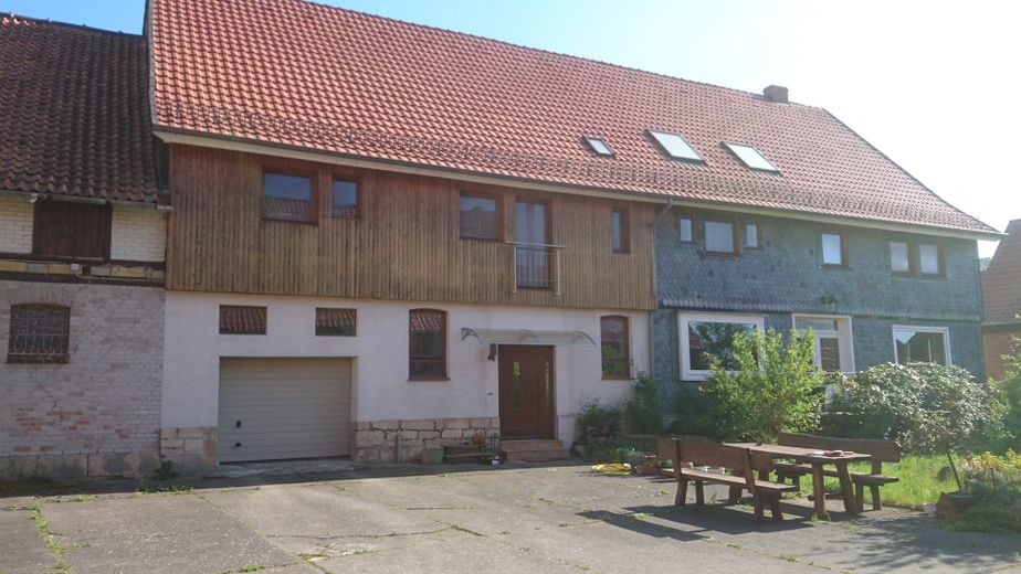 Großzügiger, Idyllisch gelegener Dreiseithof mit Wiese, Courtagefrei – 2_Haus