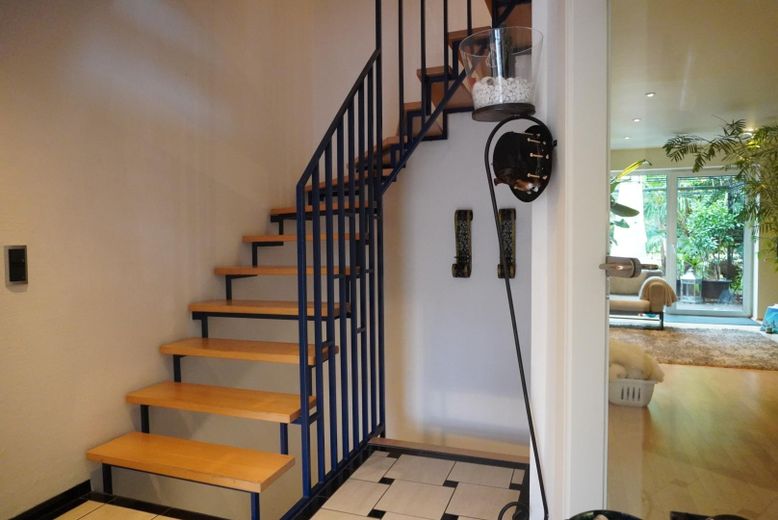 Reihenhaus, mit Doppelgarage, PV-Anlage, Speicher – Flur mit Treppenanlage