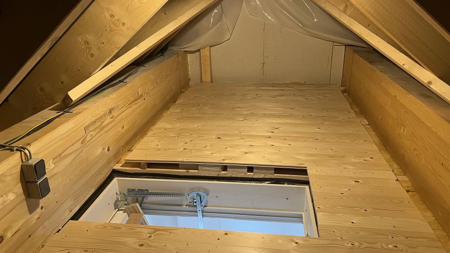 Ruhe mit Blick über Felder: Exklusives wohngesundes Plusenergie-Doppelhaus, S-Bahn fußläufig – Spitzboden als Abstellraum