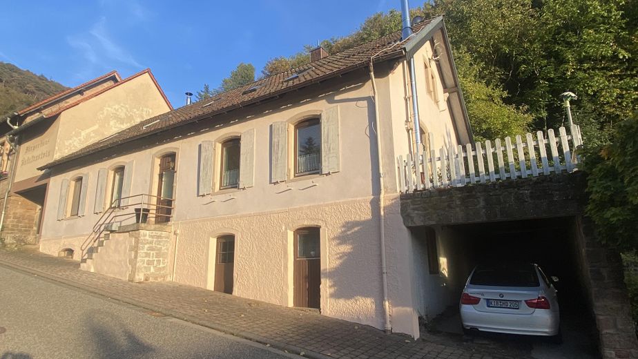 Dom dwurodzinny w wyjątkowej lokalizacji w Falkenstein w powiecie Donnersbergkreis na sprzedaż – Hausfront mit Garage