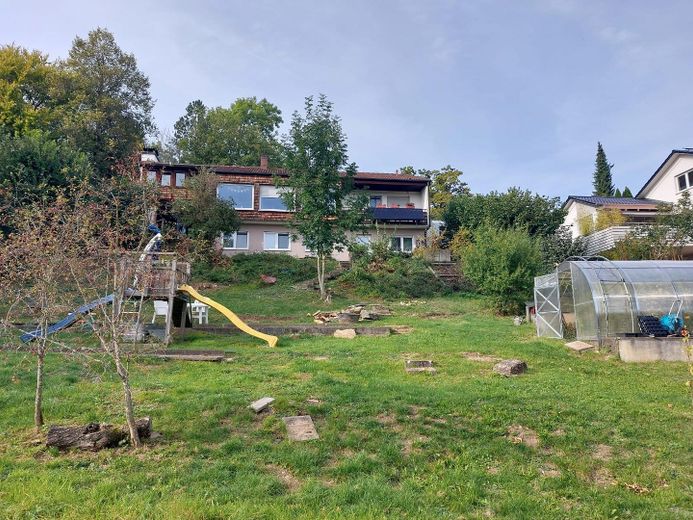 सपनों जैसी लोकेशन में स्वतंत्र एकल-परिवार का घर | 1.200 m² का भूखंड | अबाधित दृश्य और बहुत संभावनाएँ – Gartenansicht