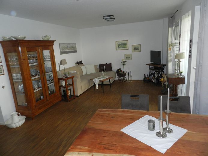 Exklusive, barrierefreie 2,5-Zimmer-Eigentumswohnung mit großer Terrasse – Wohnzimmer