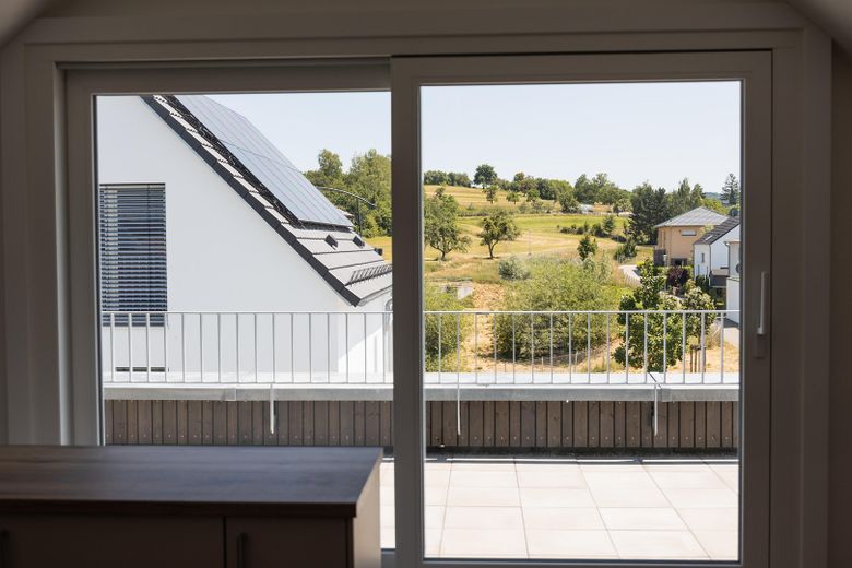 Besondere Maisonette-Wohnung (5,5 Zimmer) mit Balkon, EBK und Stellplatz – Terrasse DG