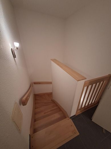 Wohnen und Arbeiten an einem Ort? Moderne Stadtwohnung mit Dachterrasse. – Inneres Treppenhaus