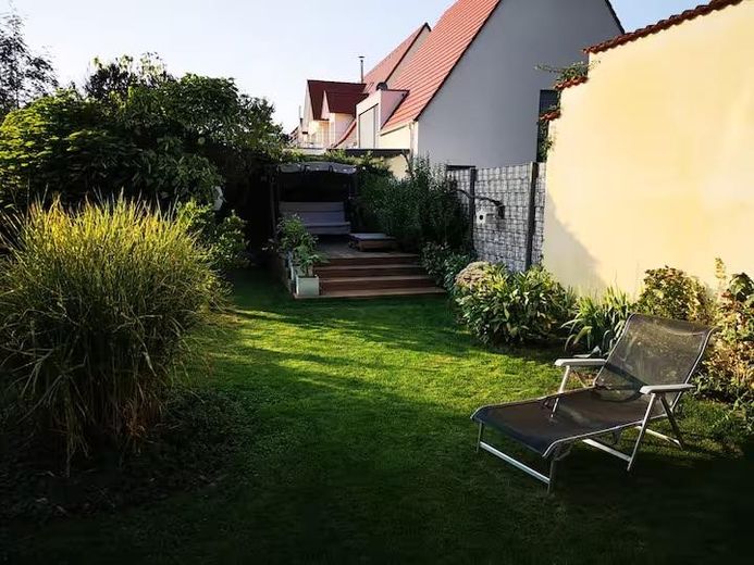 Ruhiges Wohnen in begehrter Lage mit viel Platz im ausgebauten Nebengebäude – Blick in den Garten