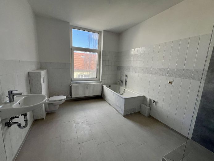 3-Zimmer-Whg, frisch modernisiert, Dusch-Wannenbad, Gäste WC, große Küche – Badezimmer 2