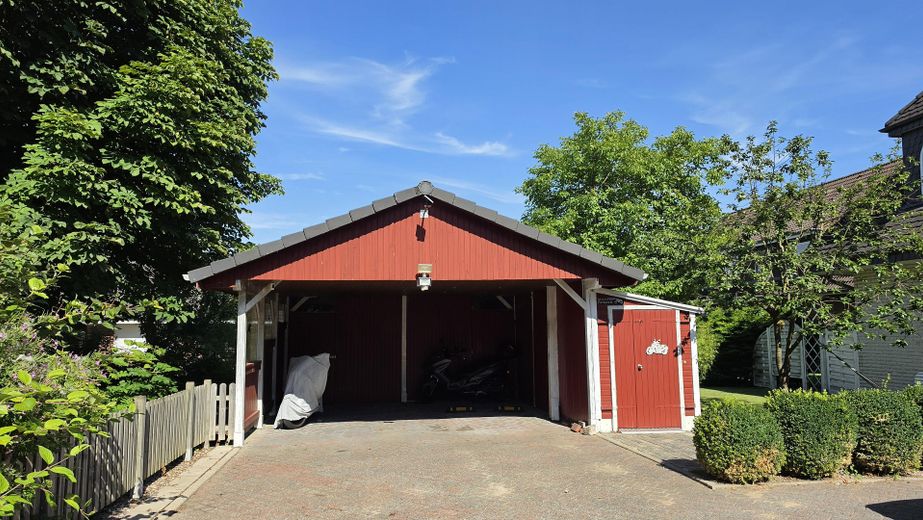 Provisionsfreies, schönes Haus mit Hauptwohnung + 2 Einliegerwohnungen. Mit schönem Garten – Carport 1