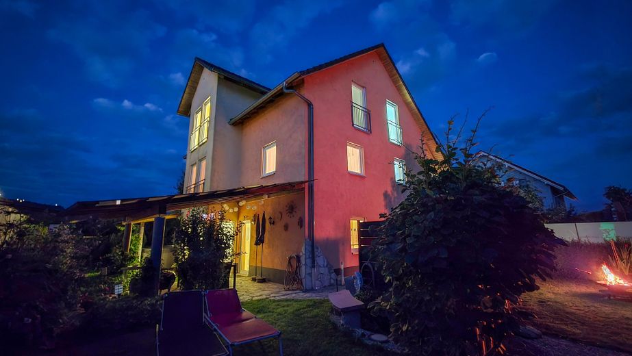Repräsentatives Musterhaus mit großzügiger Betriebsleiterwohnung & gemütlichen Garten – Hausansicht