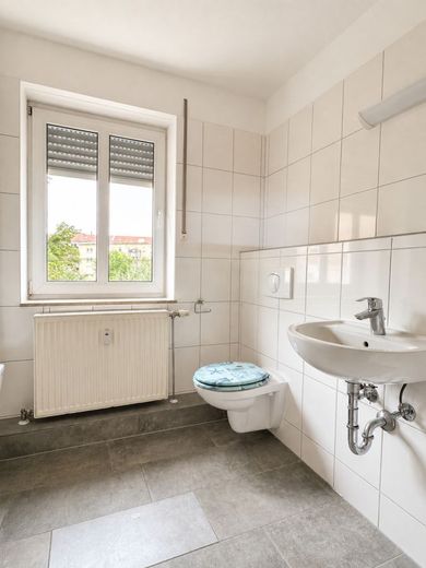Aufgepasst! Sanierte 2-Raumwohnung mit Balkon in der Mansfelder Straße! – Bad