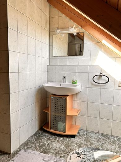 möblierte DG-Wohnung in Schkeuditz – ideal als arbeitsbedingte Wohnung – Bad Waschbecken