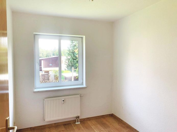 helle und angenehme 3 Zimmer mit Balkon im EG, soeben frisch saniert – Kinder- oder Arbeitszimmer