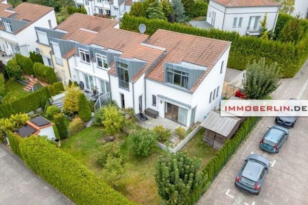 IMMOBERLIN.DE - Extravagantes Reihenendhaus mit Südgarten im Berliner Speckgürtel