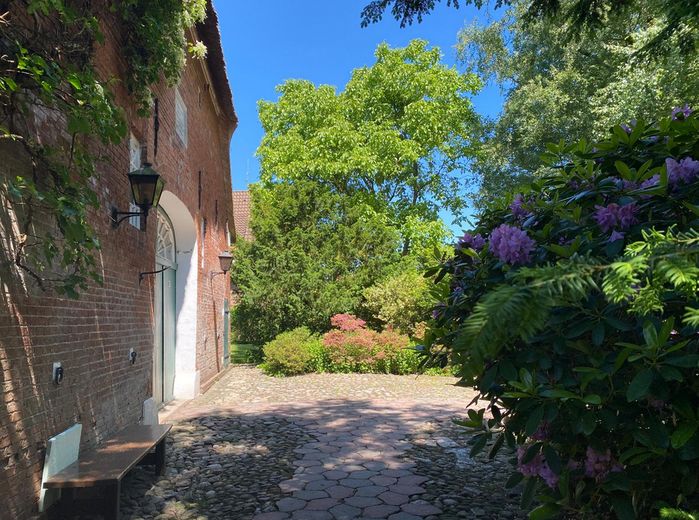 Großzügiges Anwesen unter Reet mit großem parkähnlichem Grundstück - vielseitig nutzbar. – Fläche vor dem Haus mit Tor