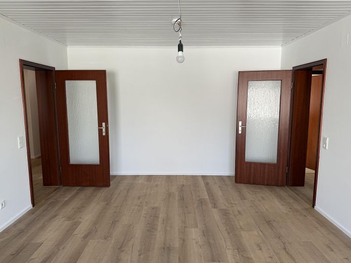 Erstbezug nach Kernsanierung: Helle gepflegte 3-Zimmer-Whg mit Balkon in Lauda-Königshofen – Wohnzimmer