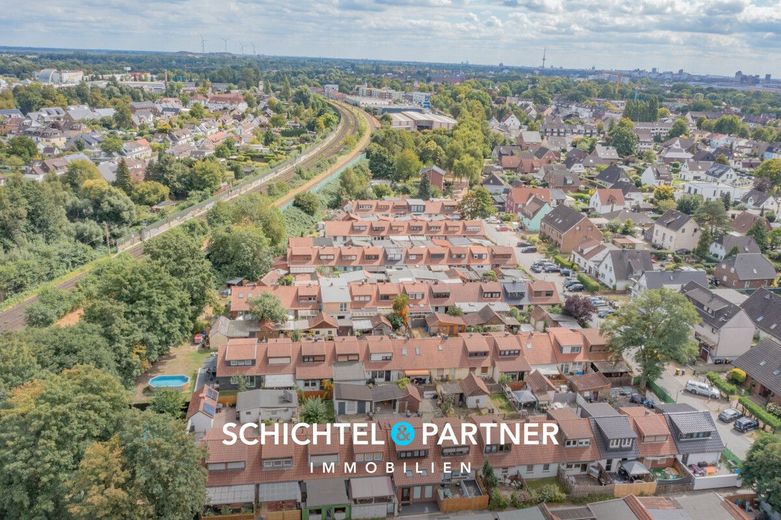 Oslebshausen | Renovierungsbedürftiges Reihenhaus mit Garten- und Hoffläche – S&amp;P | Vogelperspektive