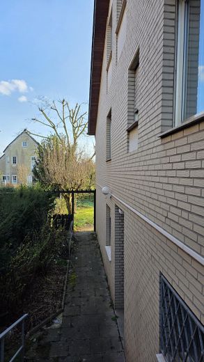 Großes Zweifamilienhaus in zentraler Lage von Bedburg – Zugang zu den Gartenwohnungen