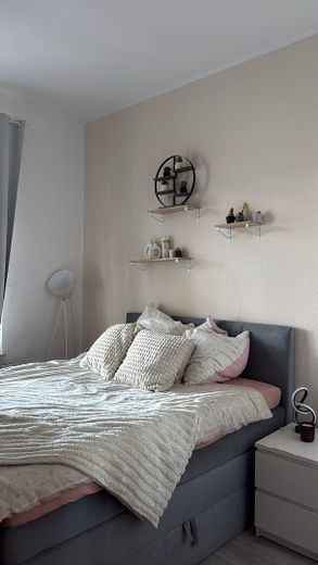 Immeuble ancien à aimer – appartement lumineux de 2 pièces avec balcon et garage dans un emplacement privilégié en centre-ville – Schlafzimmer