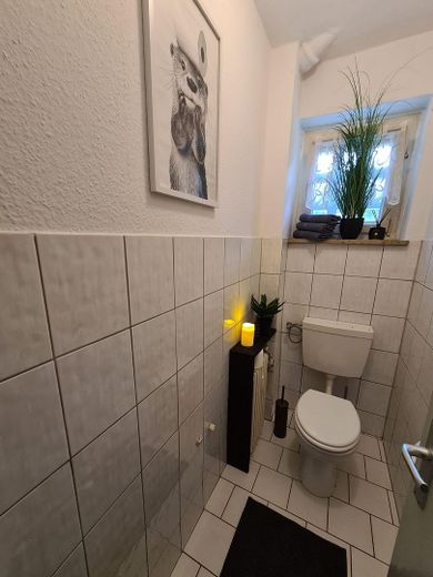 Tamamen mobilyalı WG odası (kadınlar için) Hof’un merkezi konumunda 3 kişilik WG’de - 450€ tüm giderler dahil kira (ek yan gider yok) – WC