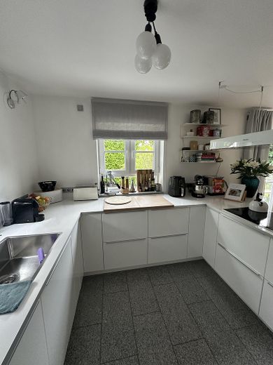 Near Simmerleinplatz: As-new, bright XXL semi-detached house, upscale features, KFW70 standard, with fitted kitchen – EG Küche