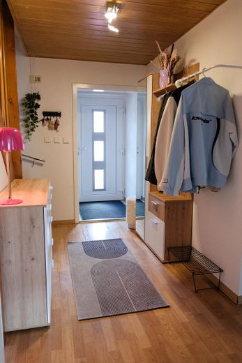 Gemütliches & bezugsfertiges Reihenmittelhaus in ruhiger, zentraler Lage von Senden Ay – Flur + Eingangtür 