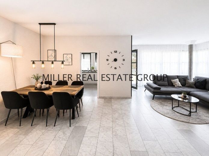 Exklusive Gartenwohnung in Ingolstadt mit Hauscharakter, großer Terrasse, Garage, zwei Stellplätzen &amp; zusätzlichem Apartment-Bereich im Untergeschoss! – Wohn/ Essbereich