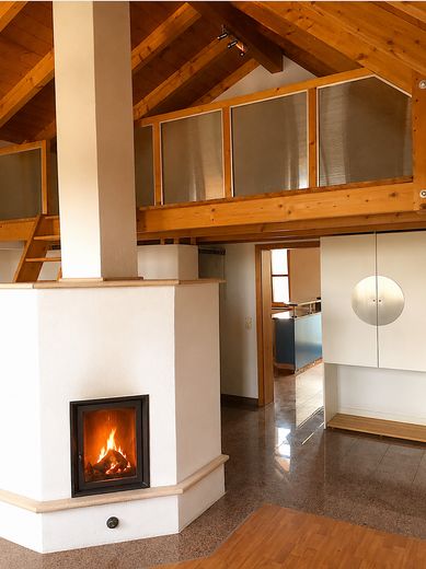 Exklusive Dachgeschosswohnung mit Galerie, Kamin und außergewöhnlichem Wohnambiente – Wohnzimmer mit Galerie