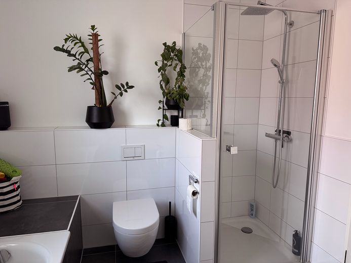 Vertragsfreie 4-Zimmer-Neubauwohnung mit TG-Stellplatz und großem Balkon in ruhiger Lage – Badezimmer