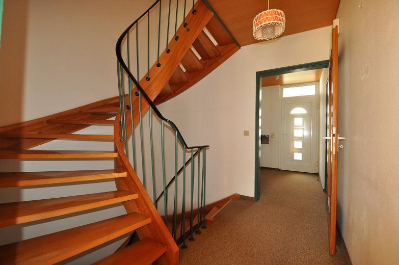 Privat: Familienfreundliches Reihenhaus mit Garten & Garage in bester Lage, Böblingen-Tannenberg – Treppenhaus