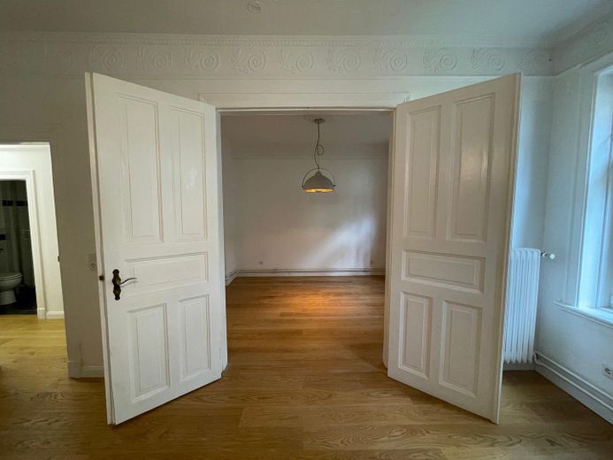 Charmante 2,5-Zimmer Altbauwohnung mit Stuck & Balkon – Hamburg-St. Pauli – Wohnzimmer - Blick ins Schlafz