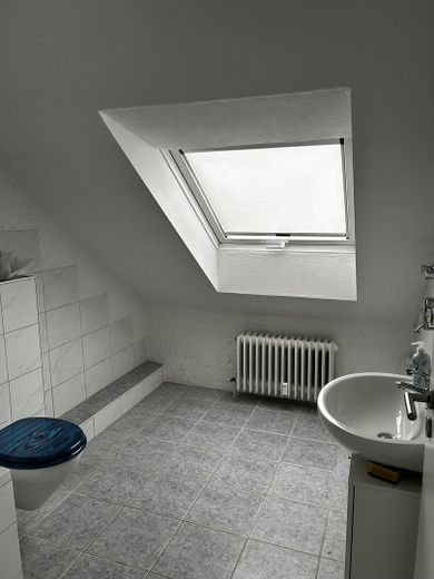 Appartement lumineux de 3 pièces sous les combles avec balcon – Photo 5