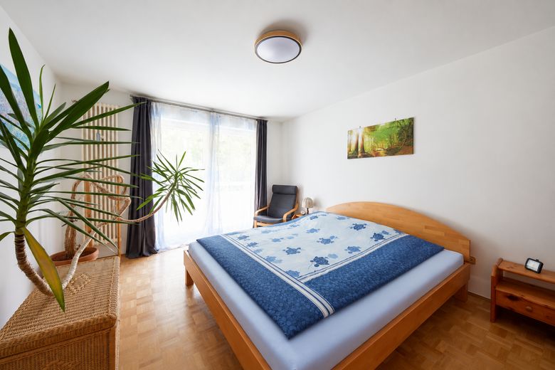 Ruhige 3-Zimmer-Wohnung in Harlaching mit zwei Balkonen und Grünblick – Helles Schlafzimmer mit Balkon