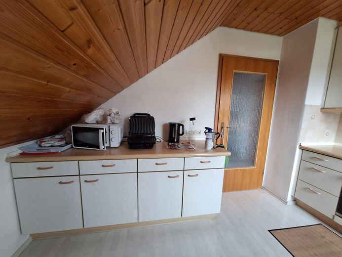 Gemütliche Dachgeschosswohnung 4 Zimmer mit Einbauküche in ruhiger Wohngegend – Einbauküche
