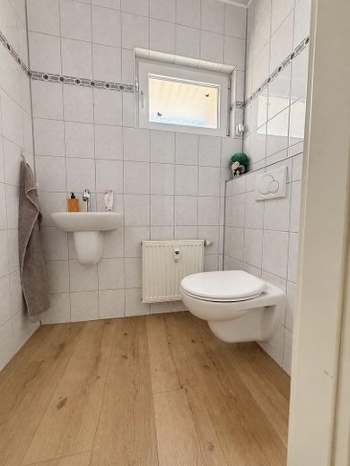 Komisyonsuz: Teraslı, konut amaçlı kullanılan bodrum katı ve hobi/sinema odalı 3,5 oda – Gäste WC