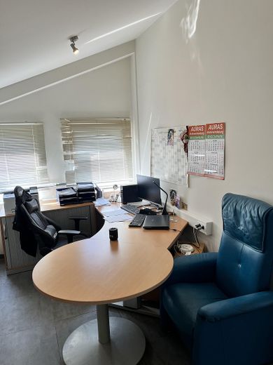 Büro rechs erster Raum